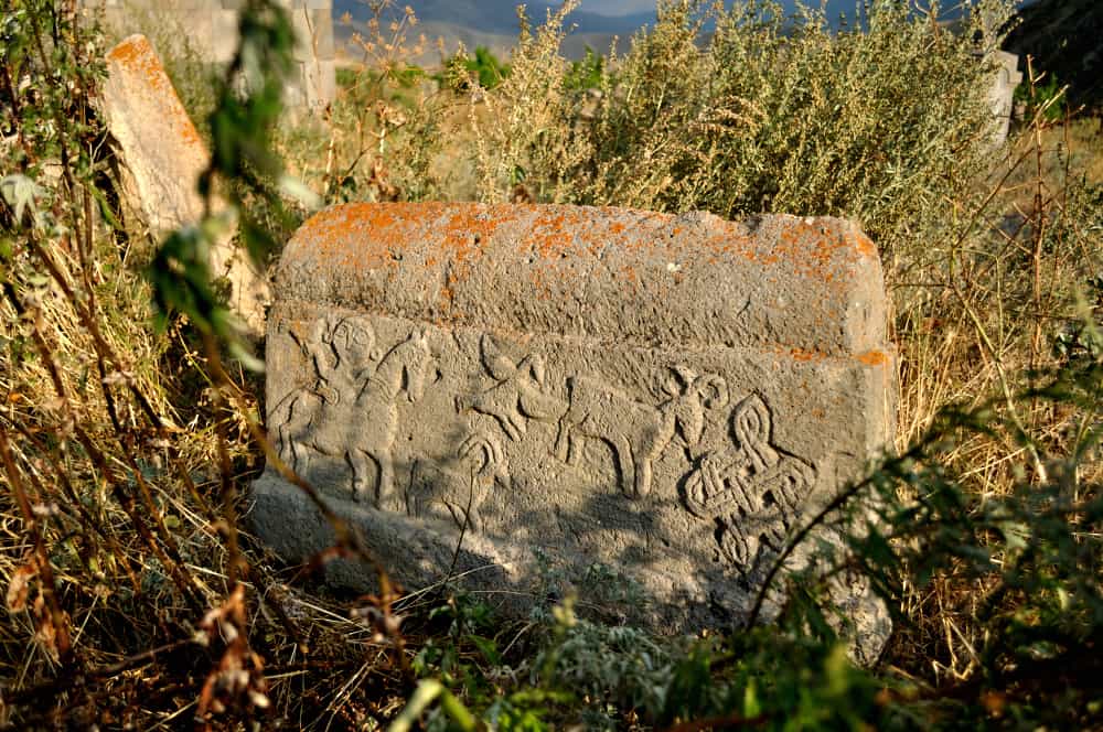 Nagrobnik, okrašen s stiliziranimi podobami živali v Vorotnavanku, Armenija