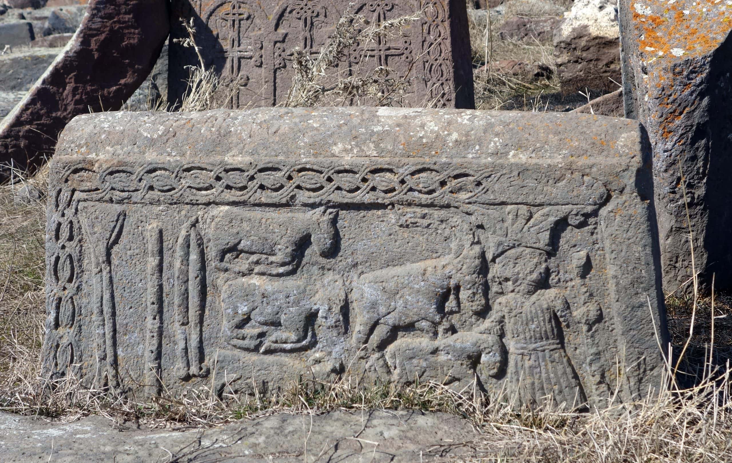 Upodobitev človeka in živali na nagrobniku v Noratu, Armenija
